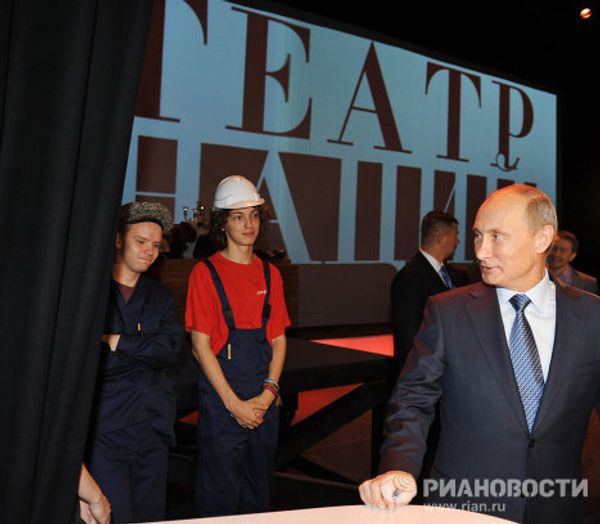 Vladimir Putin visits the Theatre of Nations in Moscow Vladimir Putin visits the Theatre of Nations in Moscow - Sputnik International