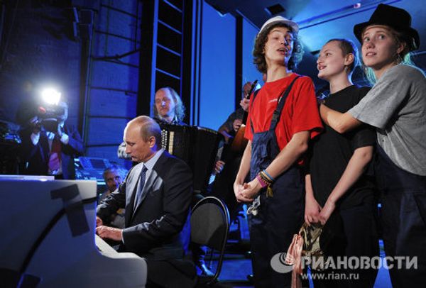 Vladimir Putin visits the Theatre of Nations in Moscow Vladimir Putin visits the Theatre of Nations in Moscow - Sputnik International