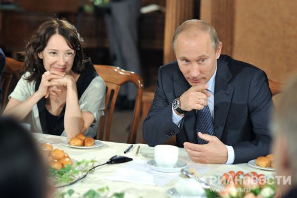 Vladimir Putin visits the Theatre of Nations in Moscow Vladimir Putin visits the Theatre of Nations in Moscow - Sputnik International