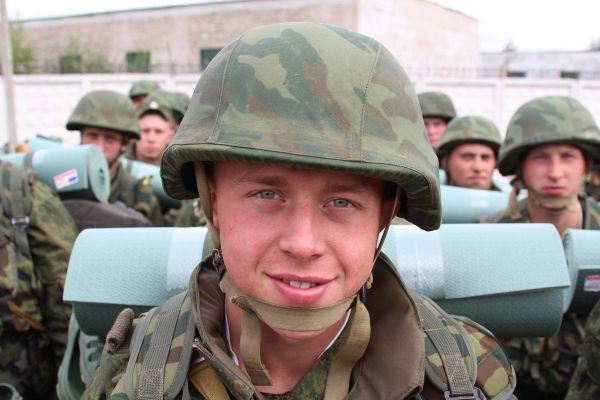 Russian servicemen taking part in military exercises - Sputnik International