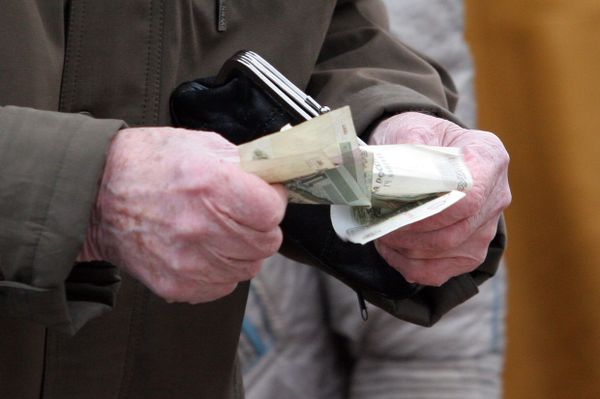 Russia’s current minimum wage is set at 5,205 rubles ($158) a month - Sputnik International