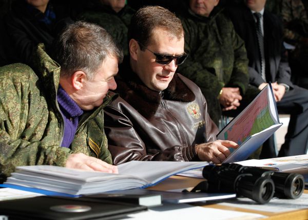 Dmitry Medvedev attends Center 2011 strategic military exercise - Sputnik International