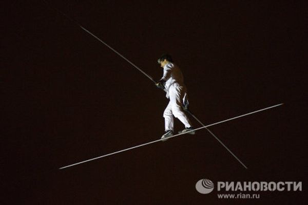 Nock fails to cross Moskva River on high wire  - Sputnik International