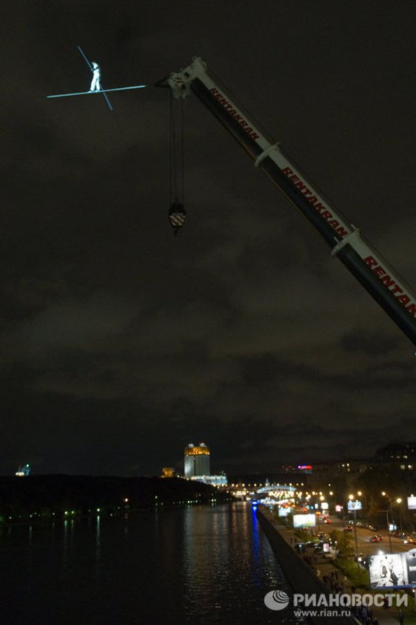 Nock fails to cross Moskva River on high wire  - Sputnik International