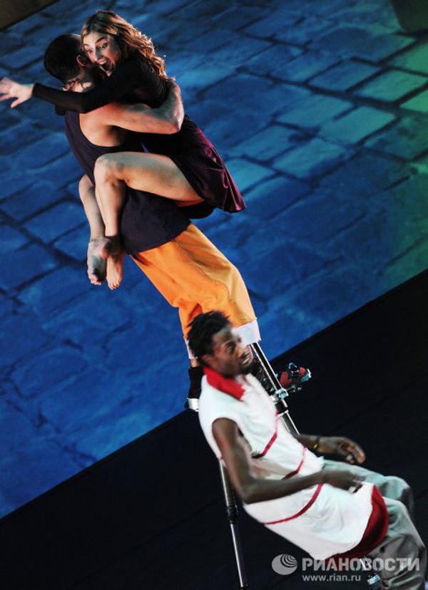 French Orphee (Orpheus) features breakdancing, somersaults on stilts and opera classics  - Sputnik International