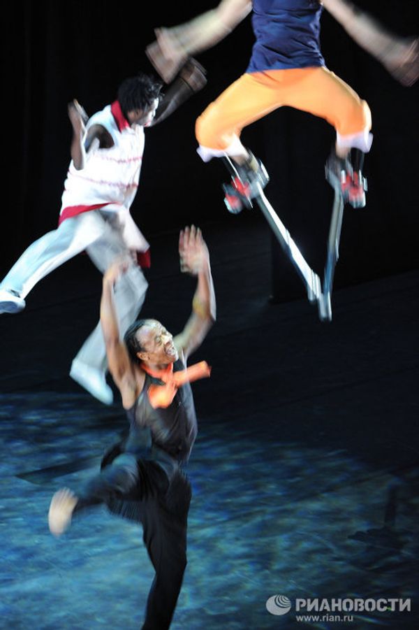 French Orphee (Orpheus) features breakdancing, somersaults on stilts and opera classics   - Sputnik International