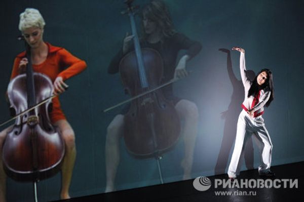 French Orphee (Orpheus) features breakdancing, somersaults on stilts and opera classics   - Sputnik International
