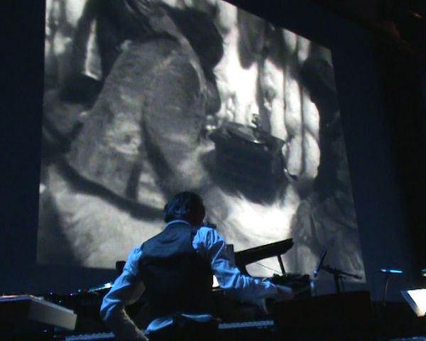 Silent movie dubbed with saws and kitchen bowls - Sputnik International