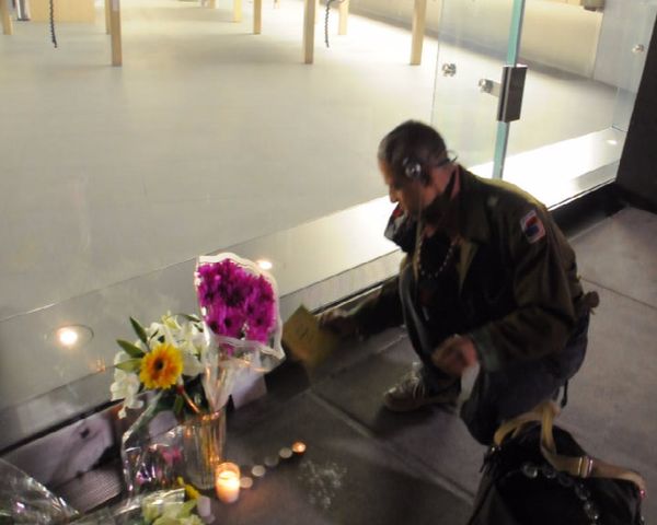 New Yorkers bring flowers and candles to Apple stores - Sputnik International