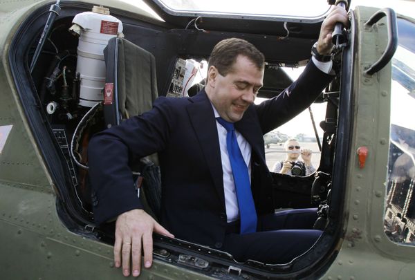 Medvedev visits helicopter base - Sputnik International