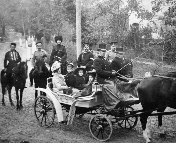 Tsarevich Alexei with sisters Tsarevich Alexei with sisters - Sputnik International