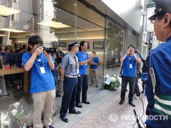 First iPhone 4S smartphones go on sale in Japan, sales scheduled in United States  - Sputnik International