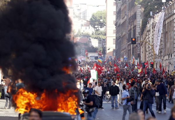 Clashes between police and protesters erupted on a day of worldwide protests against global financial policies - Sputnik International