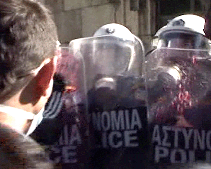 Greek riot police clash with protestors outside parliament  - Sputnik International