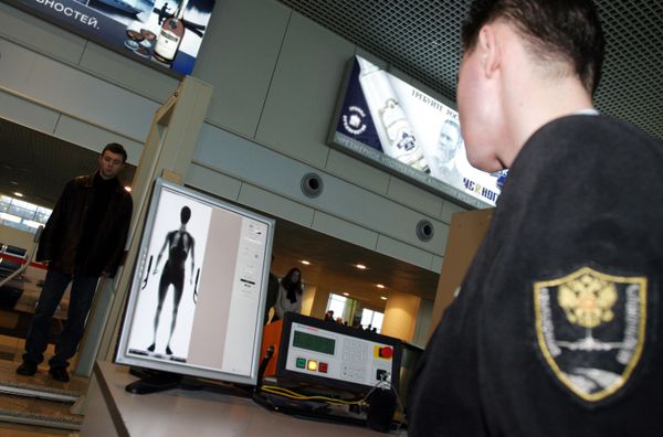 Security service at Moscow’s Domodedovo airport where the former official of Azerbaijan’s defense ministry was detained - Sputnik International
