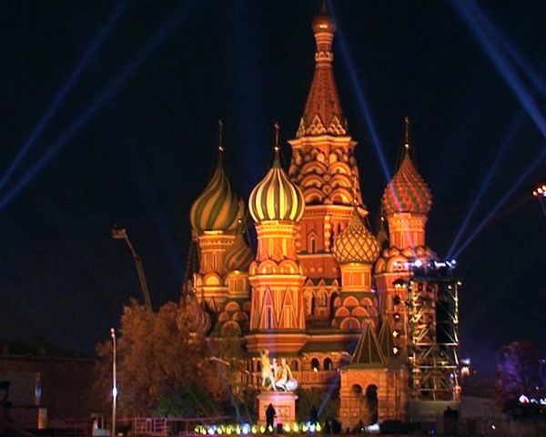 German designer covers Moscow Kremlin walls with roses - Sputnik International