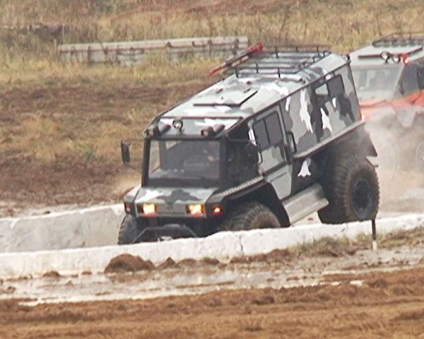 Off-roader Petrovich “takes a bath” at Interpolitex show - Sputnik International