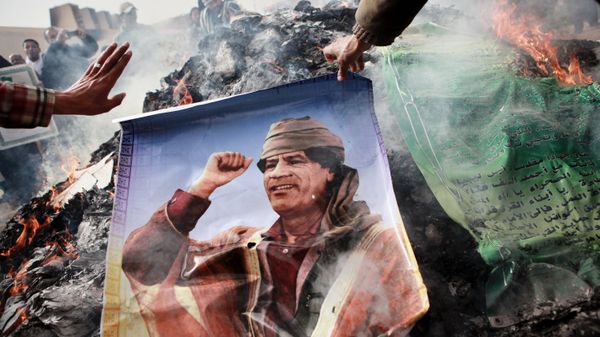 The picture of Muammar Gaddafi being burned The picture of Muammar Gaddafi being burned - Sputnik International