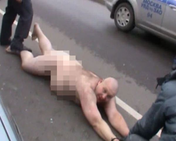 Naked driver tries to escape police after plowing through twelve cars - Sputnik International