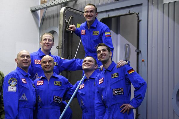The participants of the experiment - three Russians, a Chinese, a Frenchman, and an Italian - have lived and worked to a strict timetable since June 3, 2010.  - Sputnik International