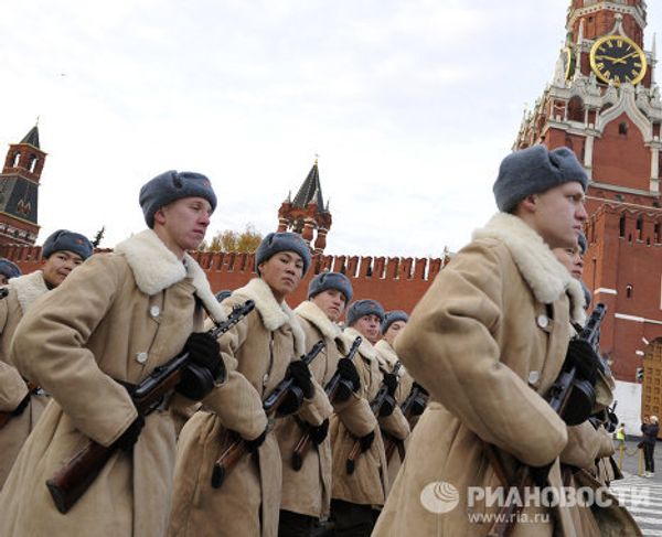 Procession commemorating November 1941 parade on Red Square - Sputnik International