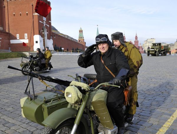 Procession commemorating November 1941 parade on Red Square - Sputnik International
