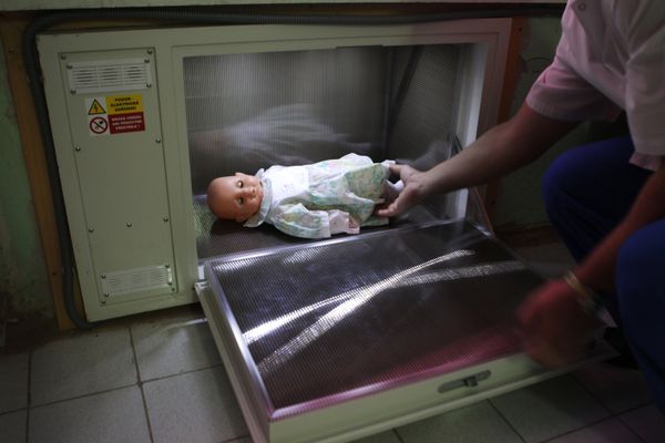 Baby boxes for unwanted newborns to appear in Russia - Sputnik International