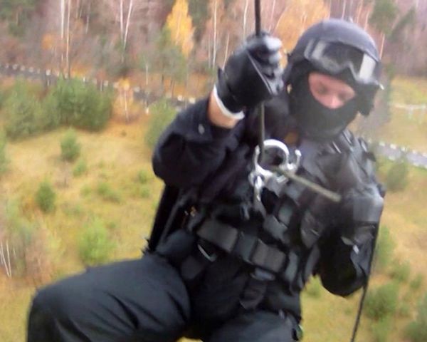 Special Police officers rappel from a helicopter hovering at 40 meters - Sputnik International