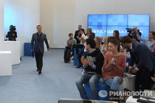 Dmitry Medvedev meets Russian internet activists Dmitry Medvedev meets Russian internet activists - Sputnik International
