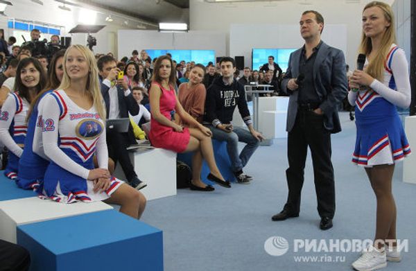 Dmitry Medvedev meets Russian internet activists Dmitry Medvedev meets Russian internet activists - Sputnik International