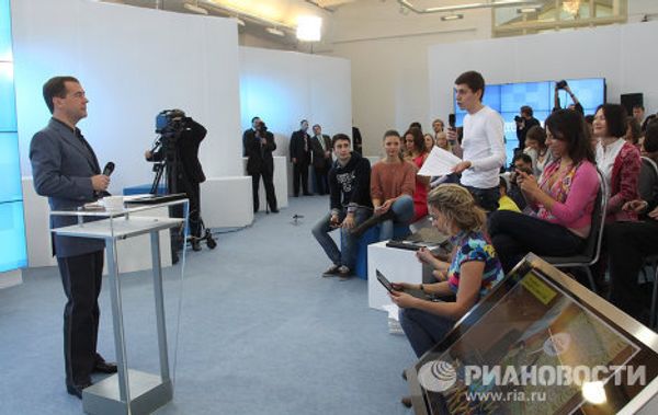 Dmitry Medvedev meets Russian internet activists Dmitry Medvedev meets Russian internet activists - Sputnik International