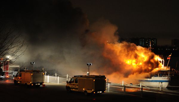 Moscow river boat fire extinguished say police - Sputnik International