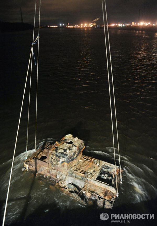 Raising World War II tank from the bottom of the Neva River - Sputnik International