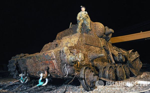 Raising World War II tank from the bottom of the Neva River - Sputnik International