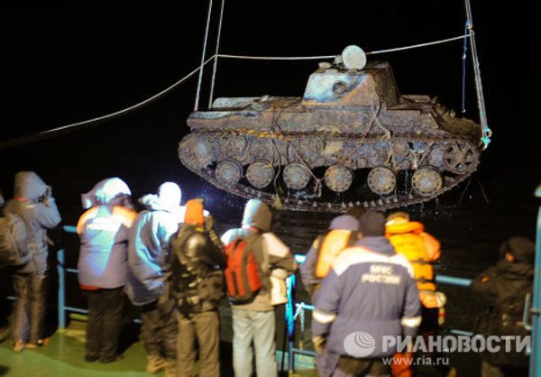 Raising World War II tank from the bottom of the Neva River - Sputnik International