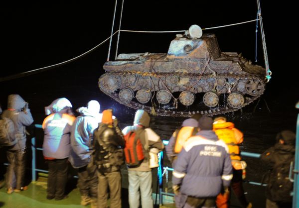Raising World War II tank from the bottom of the Neva River - Sputnik International