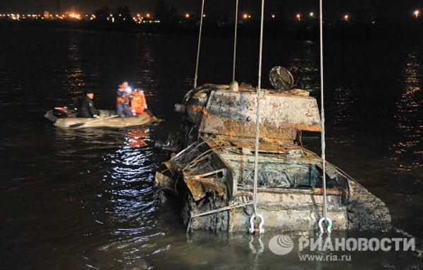 Raising World War II tank from the bottom of the Neva River - Sputnik International