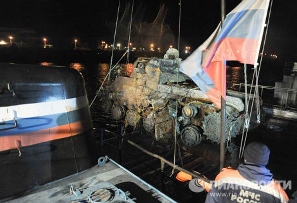 Raising World War II tank from the bottom of the Neva River - Sputnik International