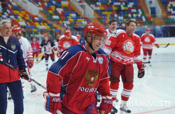 Putin scores goals at training with Russian ice hockey stars - Sputnik International
