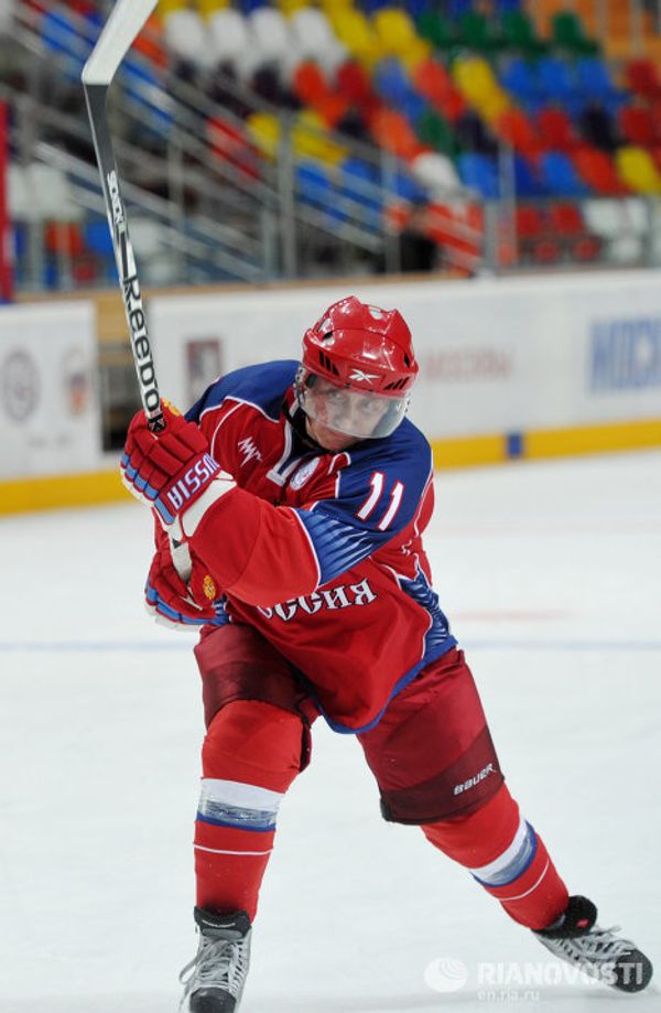 Putin scores goals at training with Russian ice hockey stars - Sputnik International