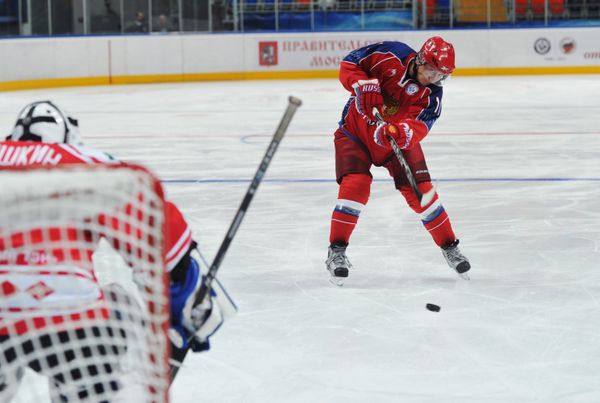 Russian Prime Minister Vladimir Putin scored several goals during a training with Russian ice hockey legends. - Sputnik International