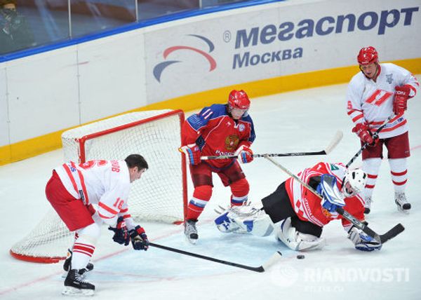 Putin scores goals at training with Russian ice hockey stars - Sputnik International