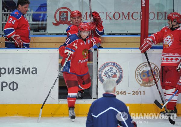 Putin scores goals at training with Russian ice hockey stars - Sputnik International