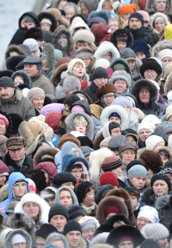 Thousands line up to see the Belt of the Virgin Mary  - Sputnik International