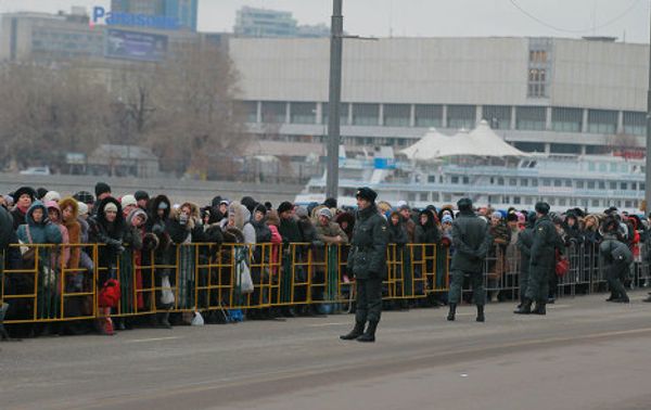 Thousands line up to see the Belt of the Virgin Mary  - Sputnik International
