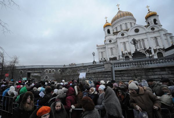 Thousands line up to see the Belt of the Virgin Mary  - Sputnik International