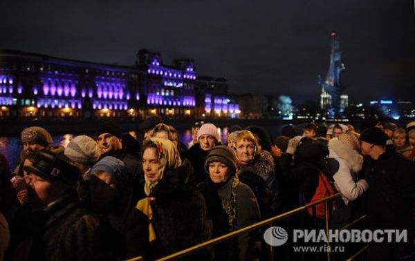 Thousands line up to see the Belt of the Virgin Mary  - Sputnik International