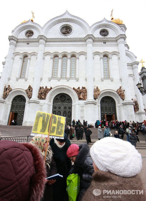 Thousands line up to see the Belt of the Virgin Mary  - Sputnik International