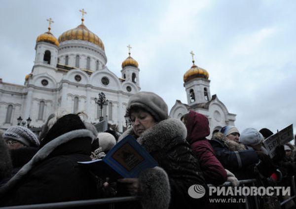 Thousands line up to see the Belt of the Virgin Mary  - Sputnik International