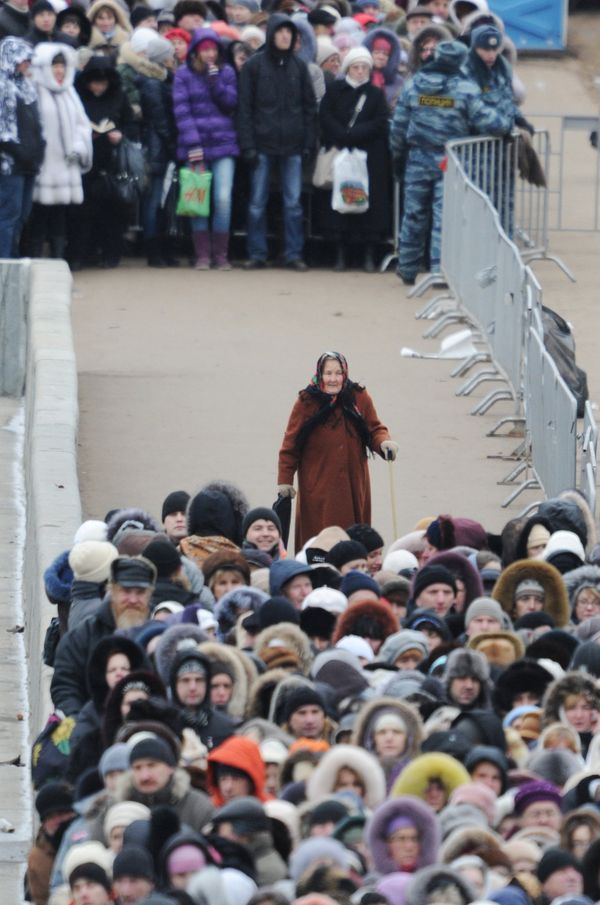 Thousands line up to see the Belt of the Virgin Mary  - Sputnik International